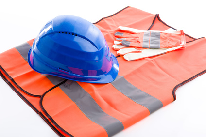 Foto Arbeitsrecht, Arbeitskleidung: Helm auf Weste und Handschuhe