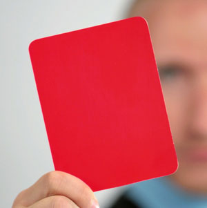 Rote Karte zeigen - Arbeitgeber im Hintergrund zeigt rote Karte